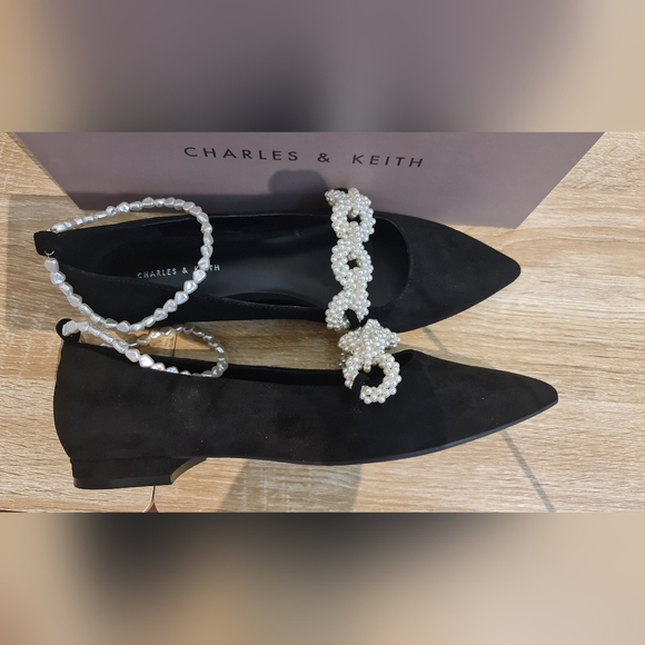 Charles & Keith - Black kitten heels with pearls - Picture 6 of 7